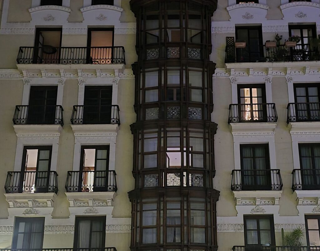 Edificio con ventanas iluminadas