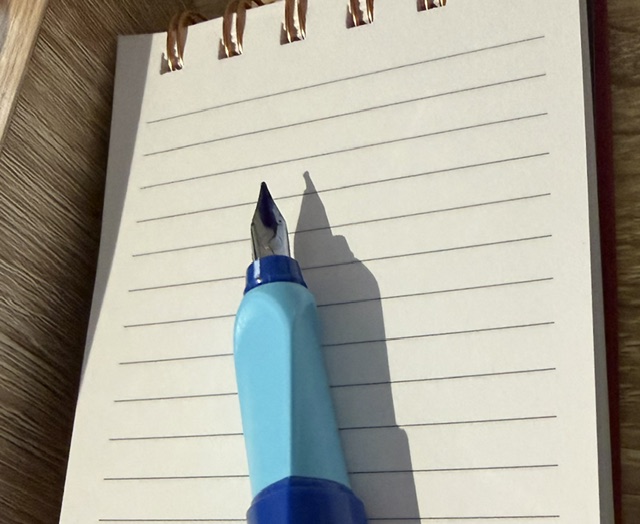 Pluma sobre cuaderno
